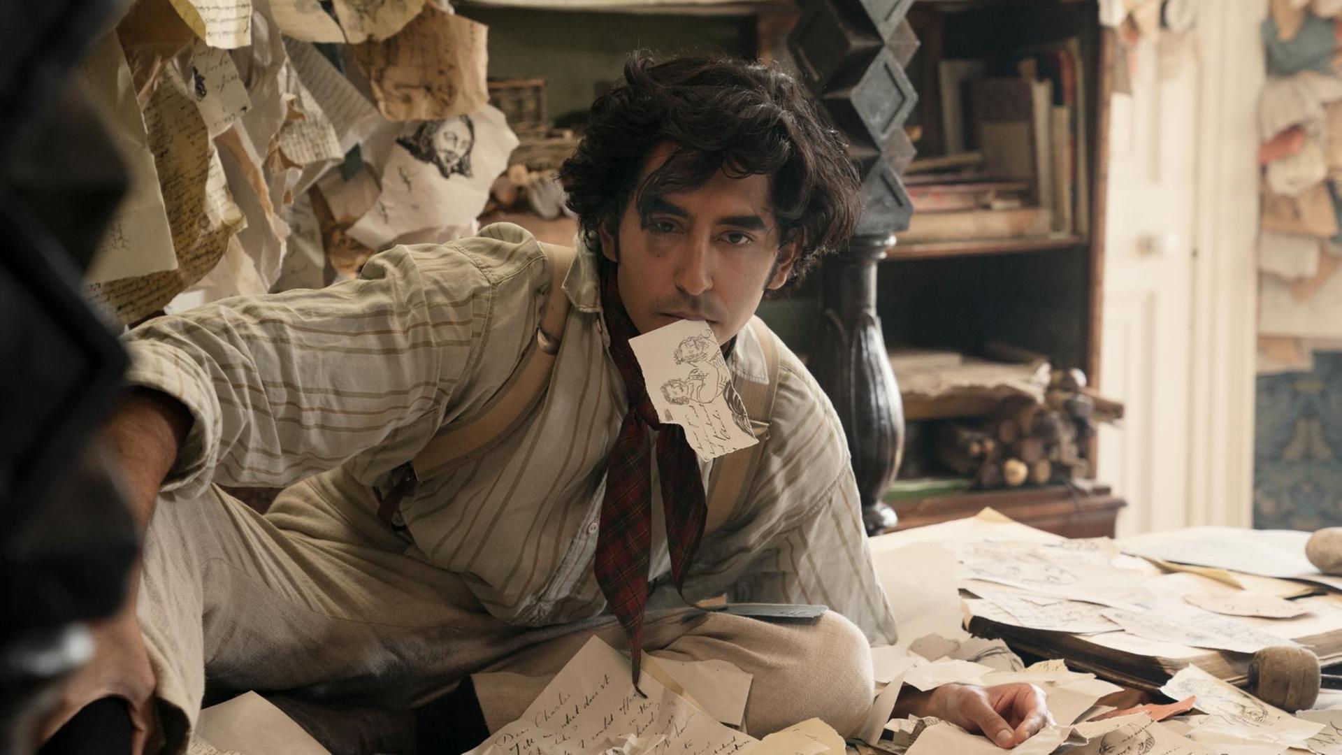 Filmszene: David Copperfield (Dev Patel) gibt sich alle Mühe, die Übersicht zu behalten.