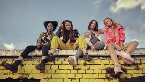 Die vier Protagonistinnen aus der TNT-Serie "Para - Wir sind King" sitzen auf einer Mauer