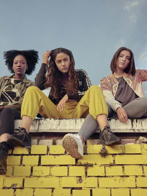 Die vier Protagonistinnen aus der TNT-Serie "Para - Wir sind King" sitzen auf einer Mauer