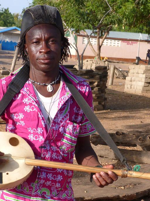 Der ghanaische Musiker Guy One und seine zweisaitige Kologo