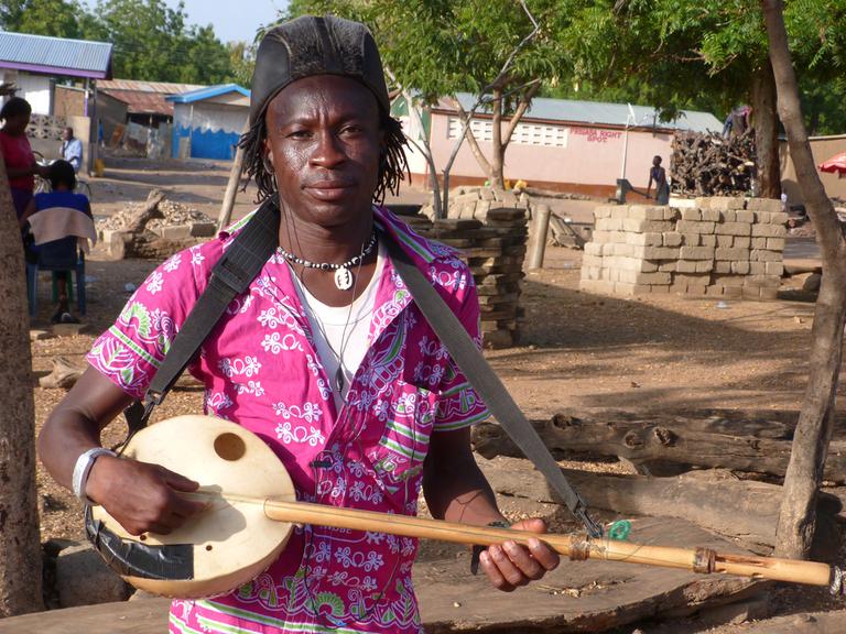 Der ghanaische Musiker Guy One und seine zweisaitige Kologo