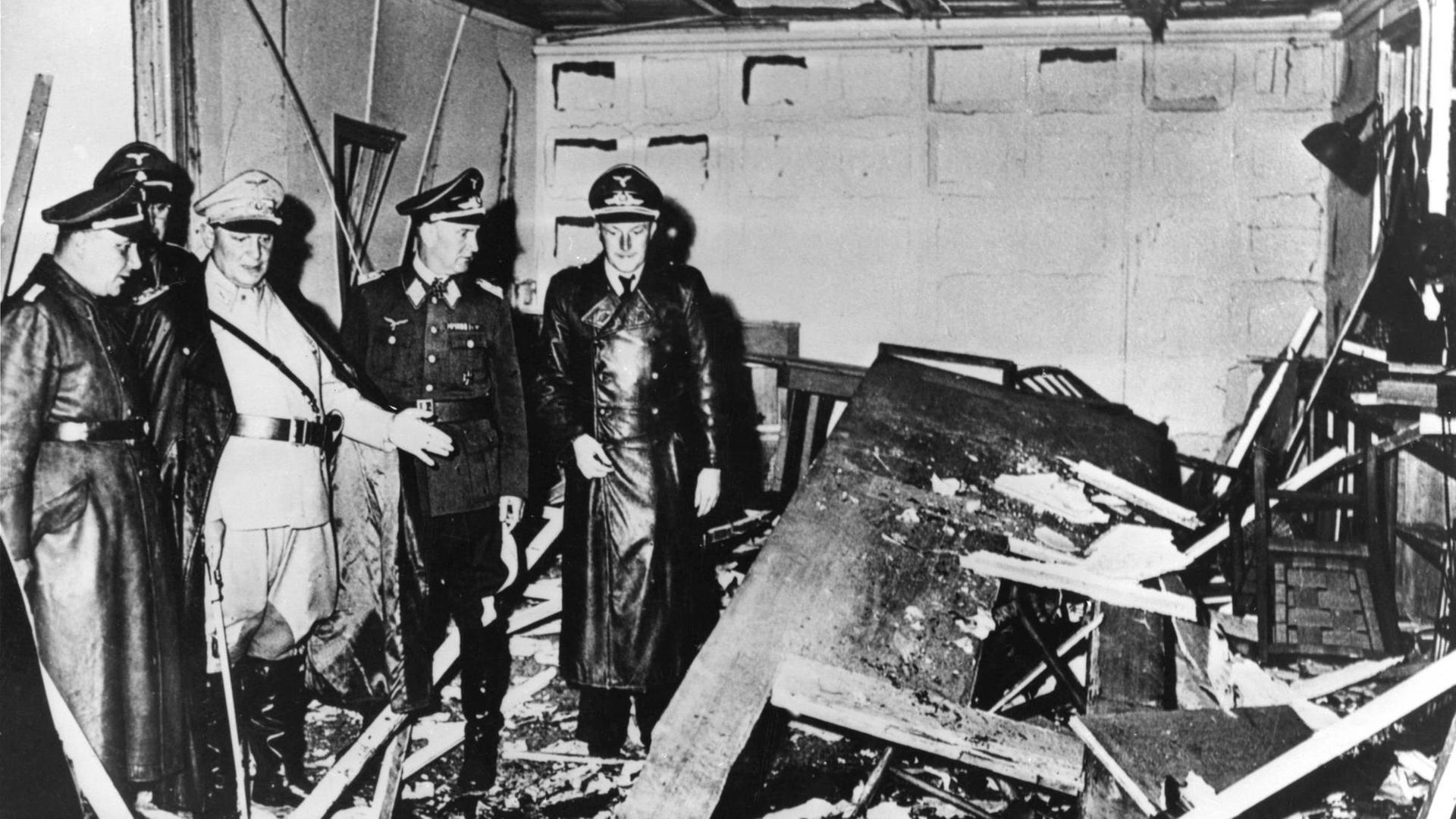 Widerstand im 3. Reich: Das Attentat vom 20. Juli 1944. Hermann Göring und Martin Bormann besichtigen das Führerhauptquartier nach dem Attentat. Widerstand im 3. Reich: Das Attentat vom 20. Juli 1944. Hermann Göring und Martin Bormann besichtigen das Führerhauptquartier nach dem Attentat.