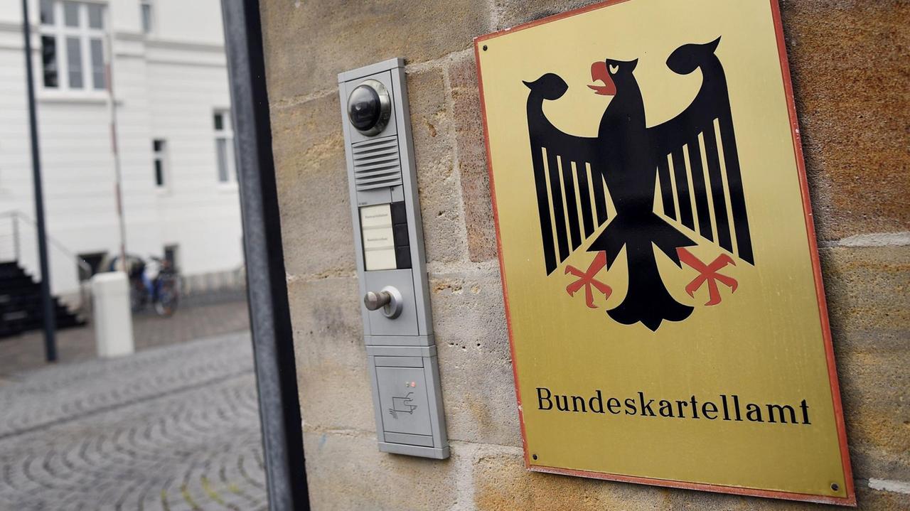 Ein Schild weist auf den Eingang zum Bundeskartellamt hin. Ein Schild weist auf den Eingang zum Bundeskartellamt hin.