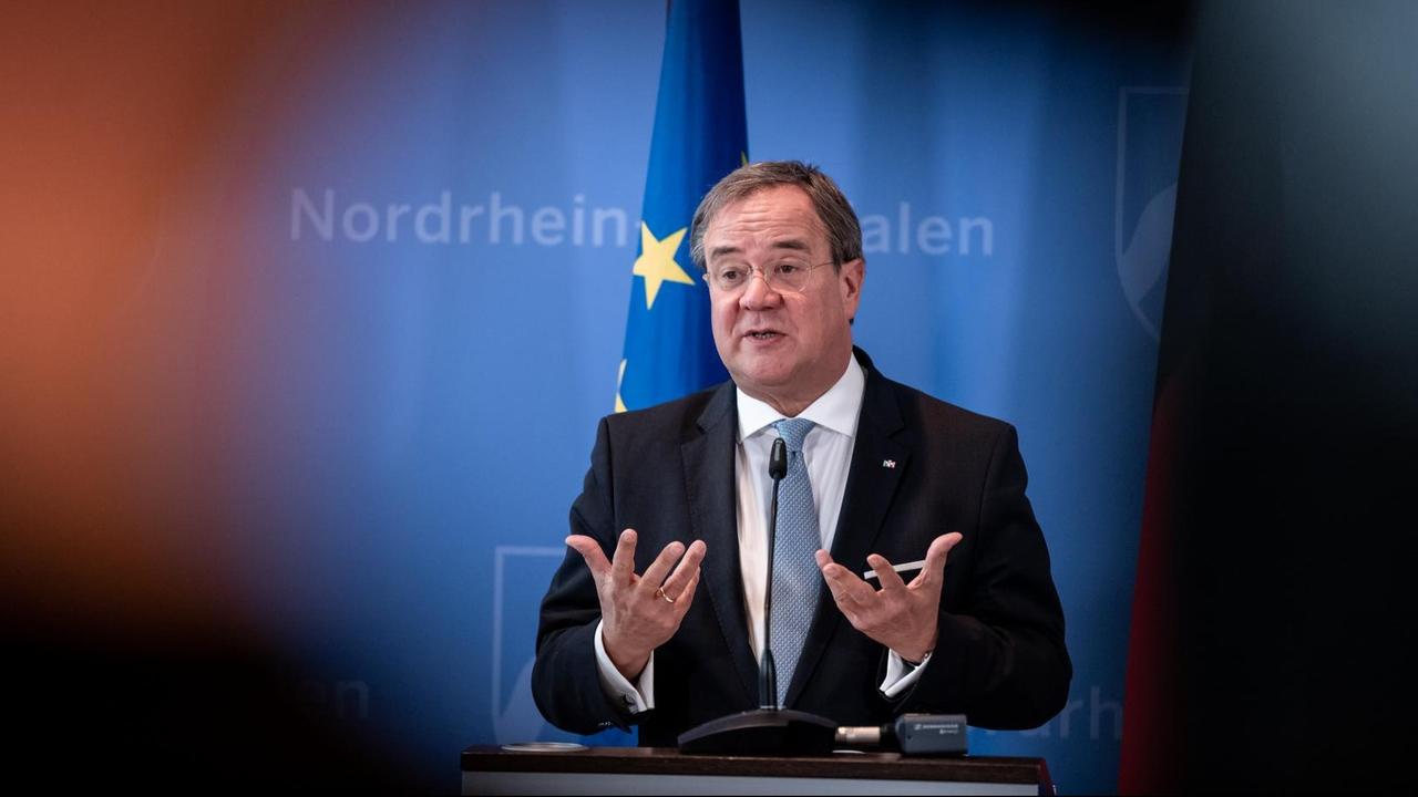 Armin Laschet (CDU), Ministerpräsident von Nordrhein-Westfalen, spricht auf einer Pressekonferenz