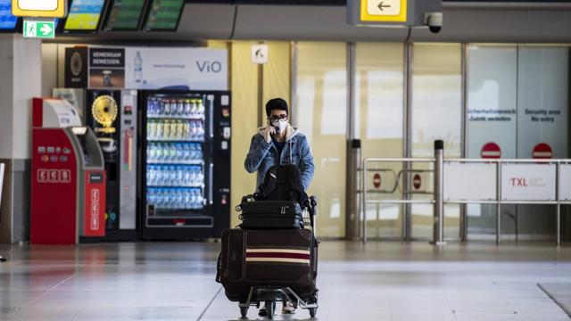 Ein Passagier ein einem sonst leeren Flughafen Tegel mit Munschutzmaske in Berlin am 19. Maerz 2020.