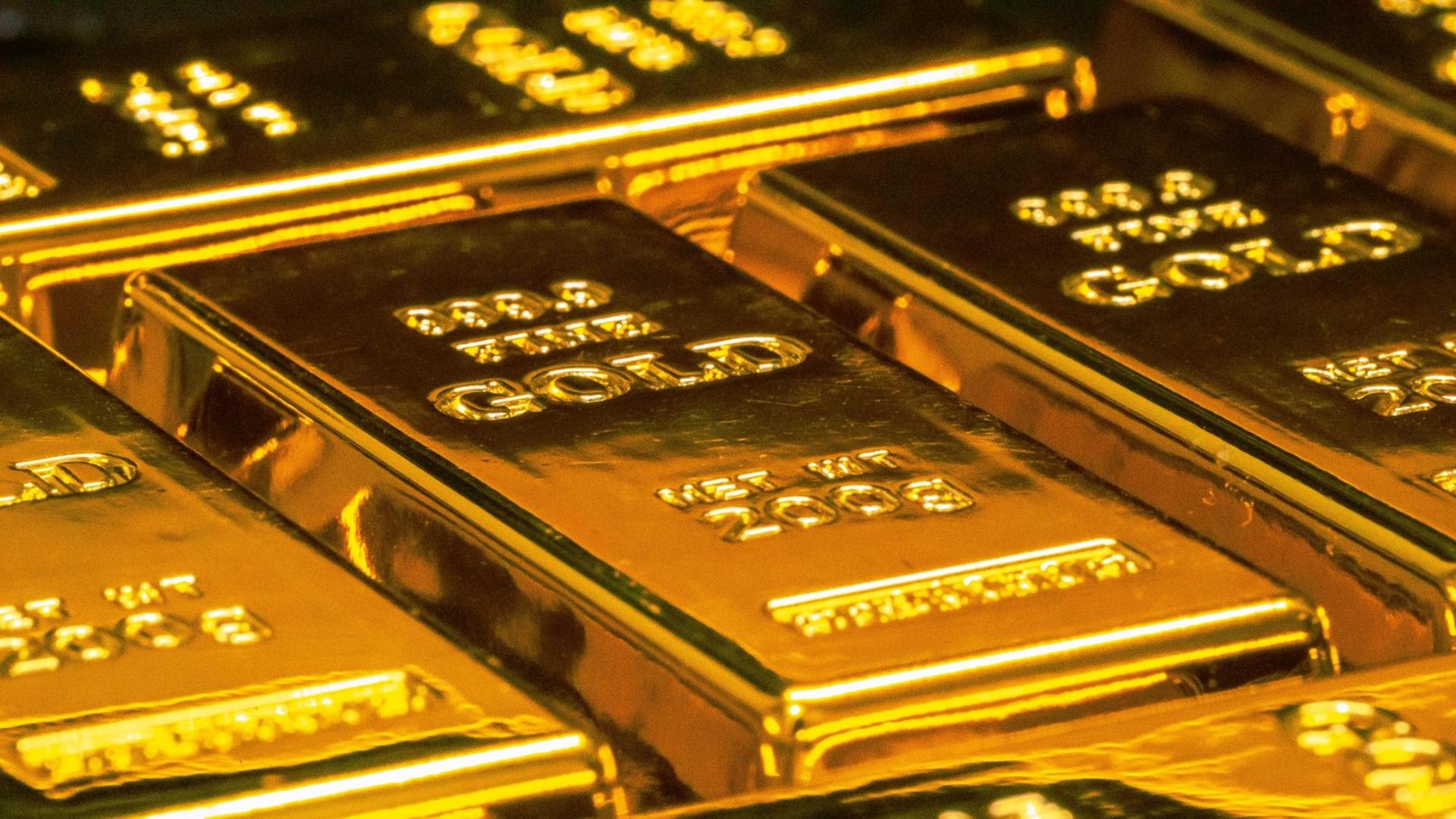 Nebeneinanderliegende Goldbarren in einer Großaufnahme. Nebeneinanderliegende Goldbarren in einer Großaufnahme.