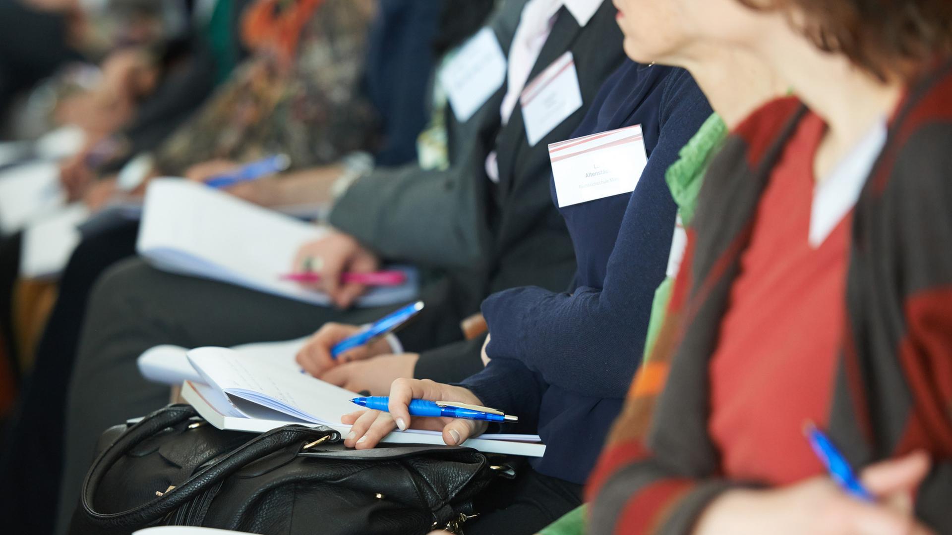 Frauen bei einem Kongress Frauen bei einem Kongress
