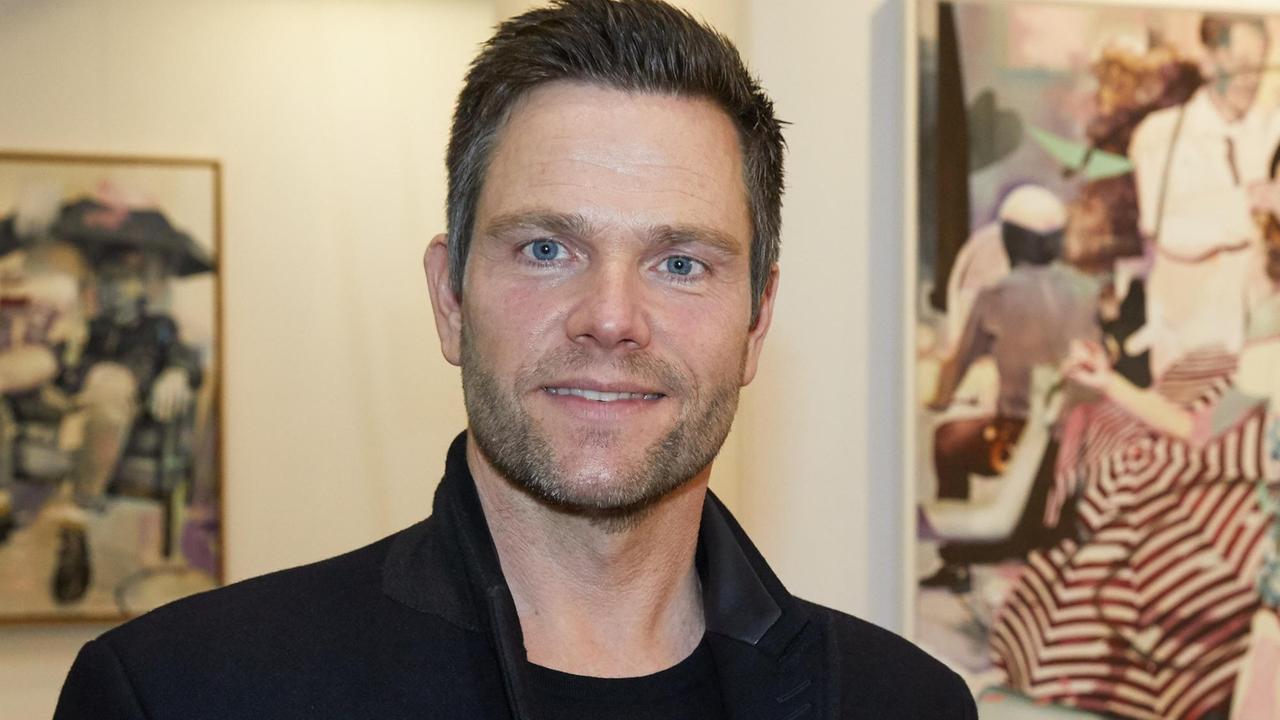 Messedirektor Oliver Lähndorf schaut am 14.11.2017 in Hamburg während des Aufbaus der Messe-Stände der «Affordable Art Fair» in die Kamera. Auf der Kunstmesse «Affordable Art Fair» bieten 80 nationale und internationale Galerien Werke zeitgenössischer Künstler im Wert von 100 bis 7500 Euro an. Die «Affordable Art Fair» läuft vom 16. bis 19.11.2017 auf der Hamburg Messe. (zu dpa ««Kunst für alle» auf der Messe Affordable Art Fair in Hamburg» vom 15.11.2017) Foto: Georg Wendt/dpa | Verwendung weltweit Messedirektor Oliver Lähndorf schaut am 14.11.2017 in Hamburg während des Aufbaus der Messe-Stände der «Affordable Art Fair» in die Kamera. Auf der Kunstmesse «Affordable Art Fair» bieten 80 nationale und internationale Galerien Werke zeitgenössischer Künstler im Wert von 100 bis 7500 Euro an. Die «Affordable Art Fair» läuft vom 16. bis 19.11.2017 auf der Hamburg Messe. (zu dpa ««Kunst für alle» auf der Messe Affordable Art Fair in Hamburg» vom 15.11.2017) Foto: Georg Wendt/dpa | Verwendung weltweit