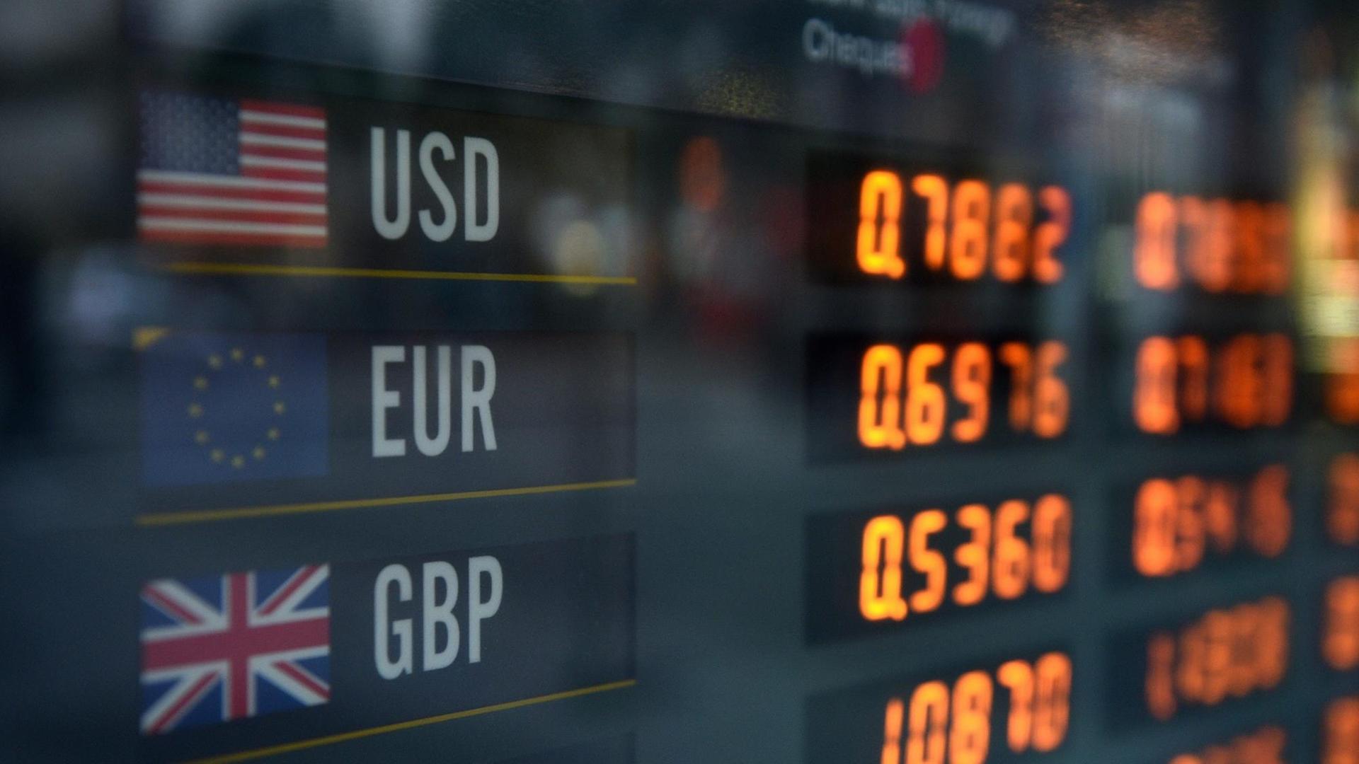 Wechselkurse von Dollar, Euro und britischem Pfund vor dem "Brexit"-Referendum am 23.6.2016 auf einer Anzeigetafel im australischen Sydney Wechselkurse von Dollar, Euro und britischem Pfund vor dem "Brexit"-Referendum am 23.6.2016 auf einer Anzeigetafel im australischen Sydney