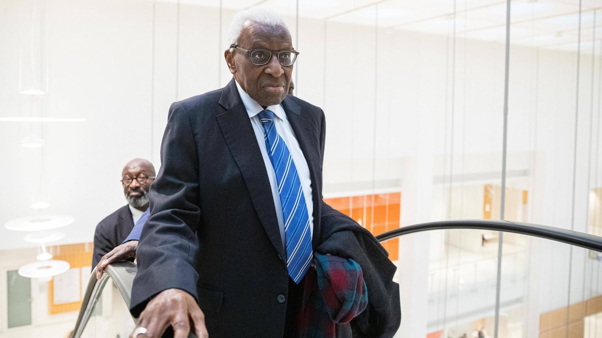 Der frühere IAAF-Präsident Lamine Diack am Gericht in Paris (13. Januar 2020). Der frühere IAAF-Präsident Lamine Diack am Gericht in Paris (13. Januar 2020).