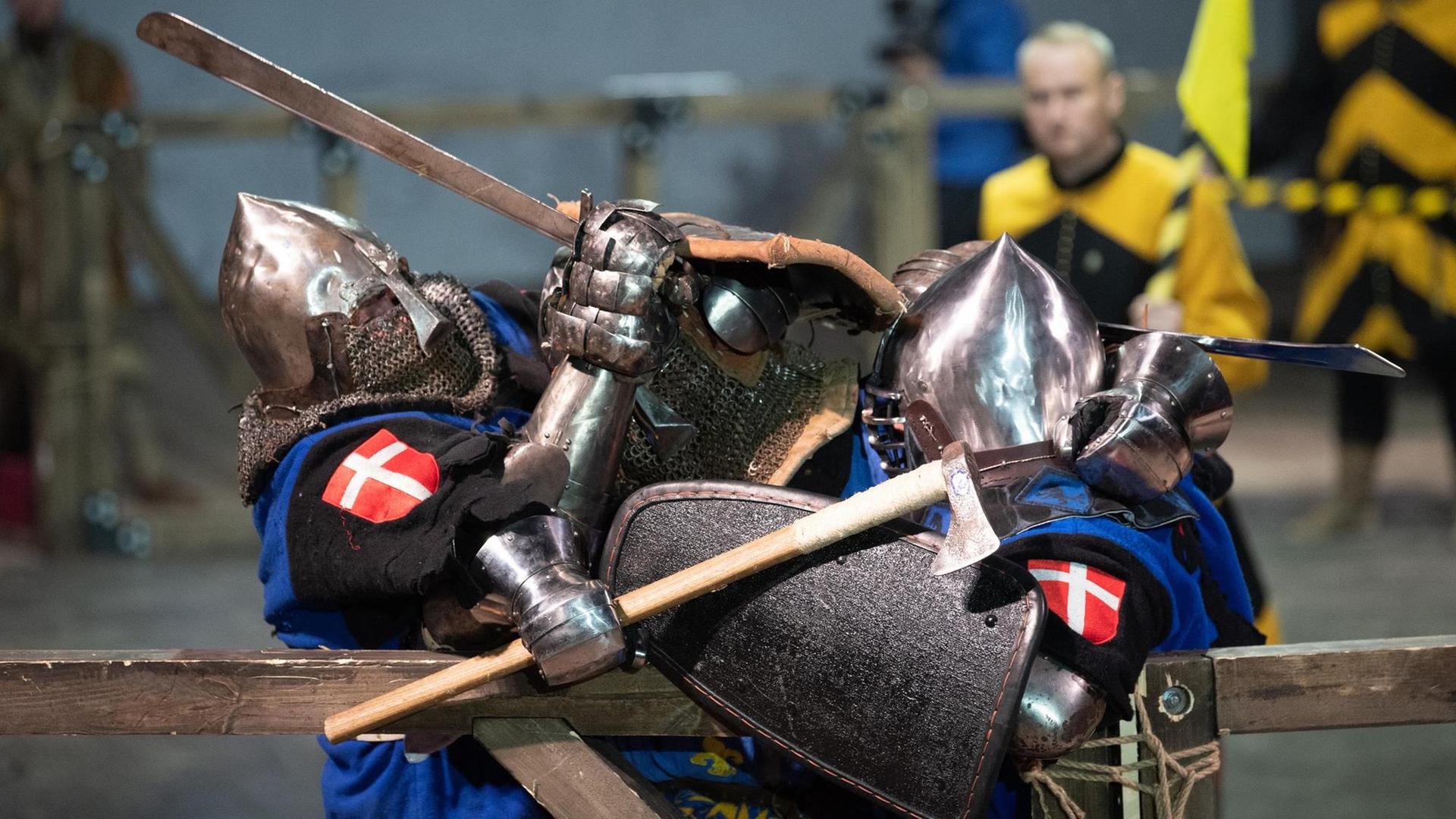 Zwei Kämpfer in mittelalterlicher Rüstung, mit Schild, Helm und Schwert. Zwei Kämpfer in mittelalterlicher Rüstung, mit Schild, Helm und Schwert.