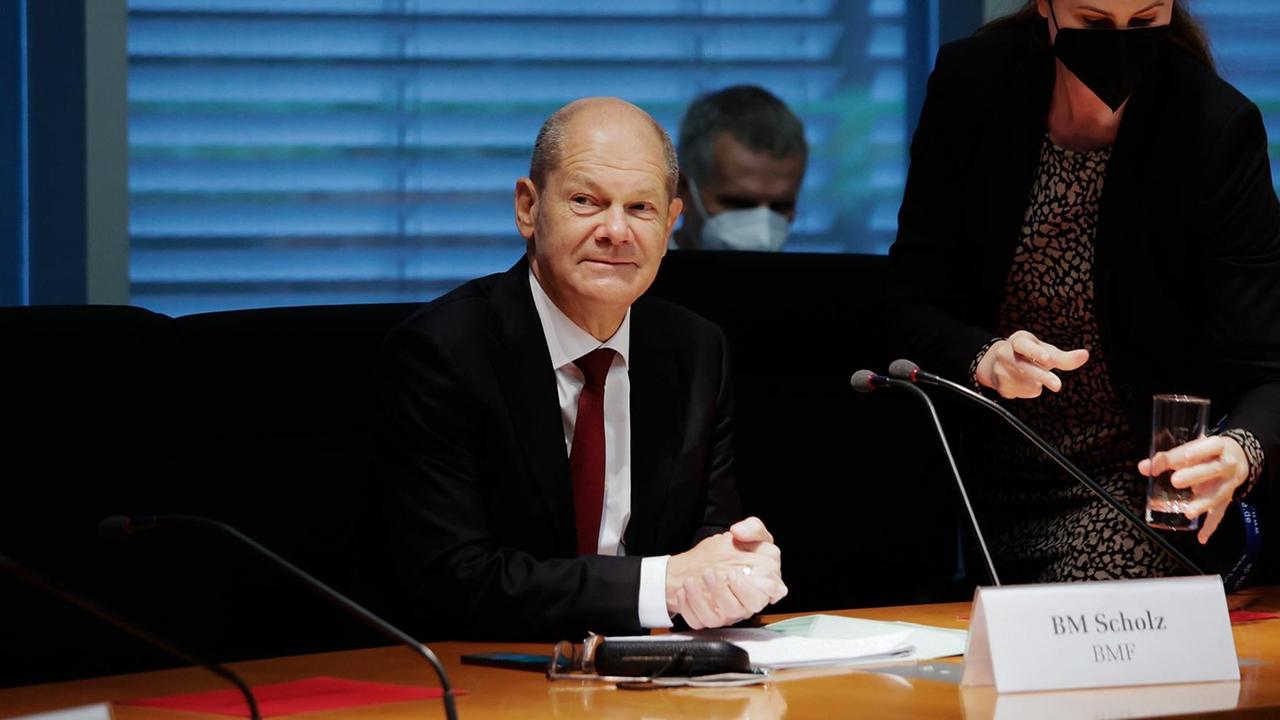 Olaf Scholz (SPD), Bundesfinanzminister, sitzt im Finanzausschuss des Bundestags. Scholz soll Fragen zur Durchsuchung seines Ministeriums im Zusammenhang mit Geldwäsche-Ermittlungen beantworten.
