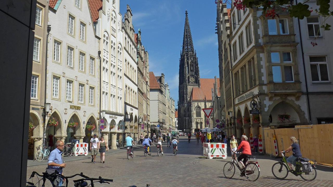 Die Innenstadt von Münster Westfalen, hier der Prinzipalmarkt mit Blick auf die römisch-katholische Kirche St. Lamberti.