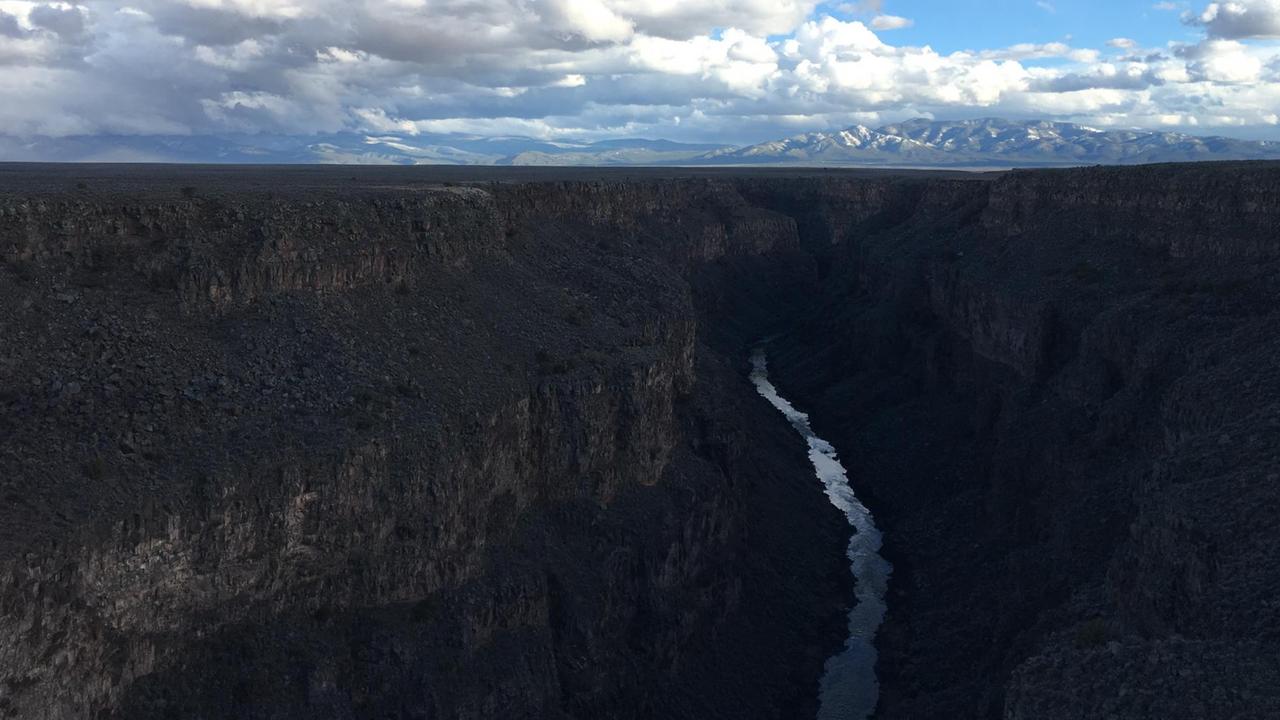 Die Schlucht, in der der Rio Grande fließt, ist bis 200 Meter tief. Die Schlucht, in der der Rio Grande fließt, ist bis 200 Meter tief.