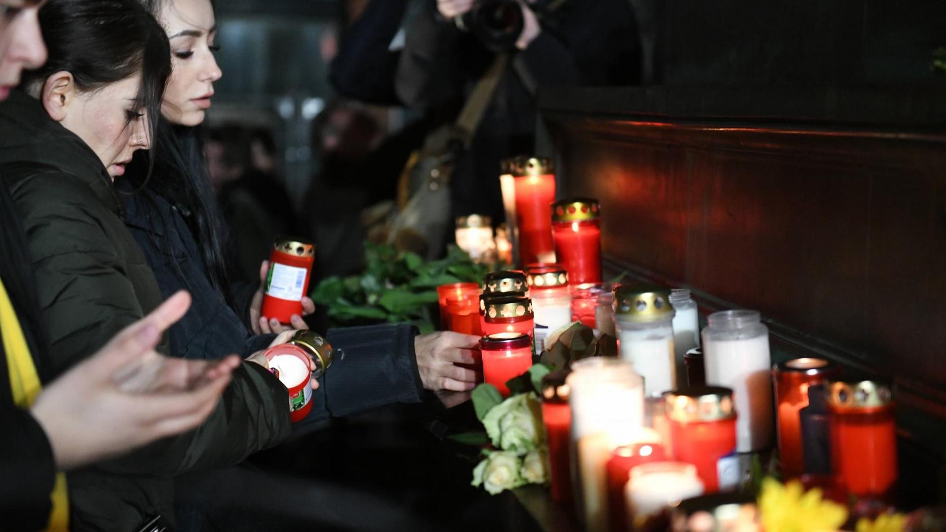 Terroranschlag in Hanau 2020: Trauerfeier auf dem Marktplatz. Im Bild l-r: Kerzen, Blumen werden niedergelegt. Terroranschlag in Hanau 2020: Trauerfeier auf dem Marktplatz. Im Bild l-r: Kerzen, Blumen werden niedergelegt.