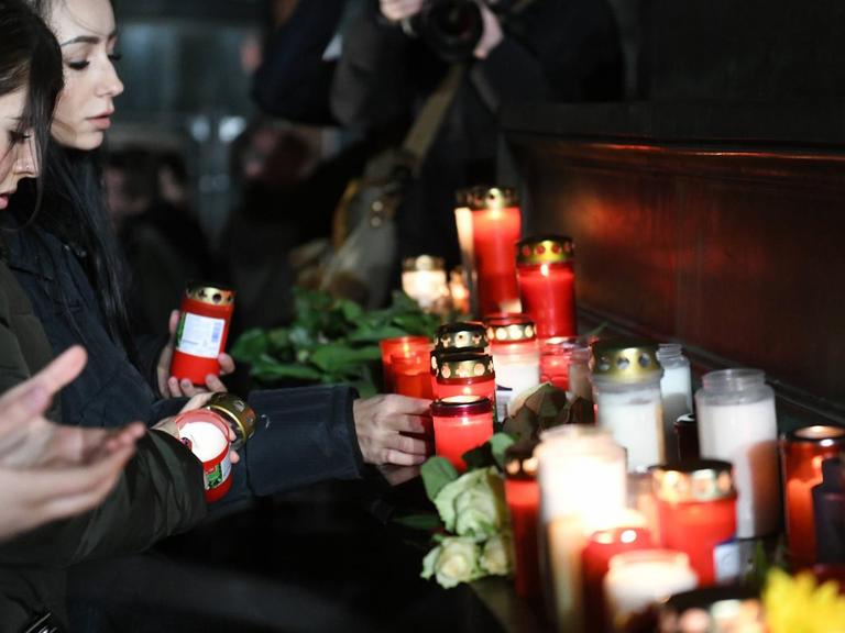 Terroranschlag in Hanau 2020: Trauerfeier auf dem Marktplatz. Im Bild l-r: Kerzen, Blumen werden niedergelegt.