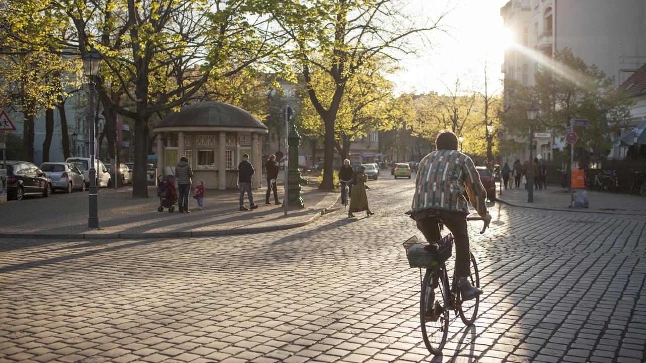 Verkehrsberuhigt und mit Kopfsteinen gepflastert: Der Richardplatz, das Zentrum von Rixdorf Verkehrsberuhigt und mit Kopfsteinen gepflastert: Der Richardplatz, das Zentrum von Rixdorf