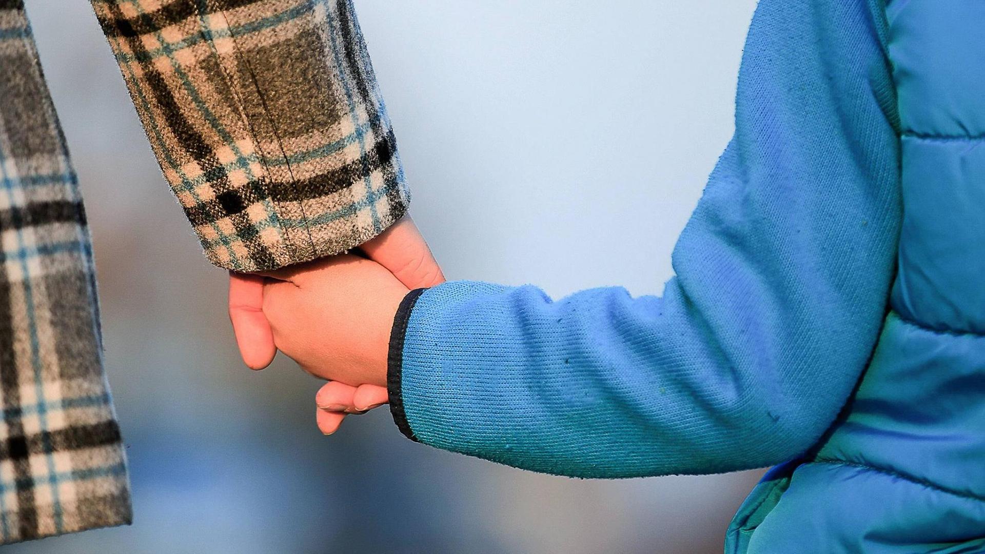 Eine alleinerziehende Mutter mit ihrem Kind auf einem Foto vom 15.02.2017): Copyright: epd-bild/Maike Gloeckner Eine alleinerziehende Mutter mit ihrem Kind auf einem Foto vom 15.02.2017): Copyright: epd-bild/Maike Gloeckner