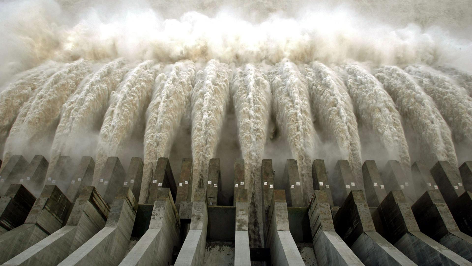 Drei-Schluchten-Damm in China: Die Schleusen sind am 30.7.2007 geöffnet, um Wasser abzulassen. Drei-Schluchten-Damm in China: Die Schleusen sind am 30.7.2007 geöffnet, um Wasser abzulassen.