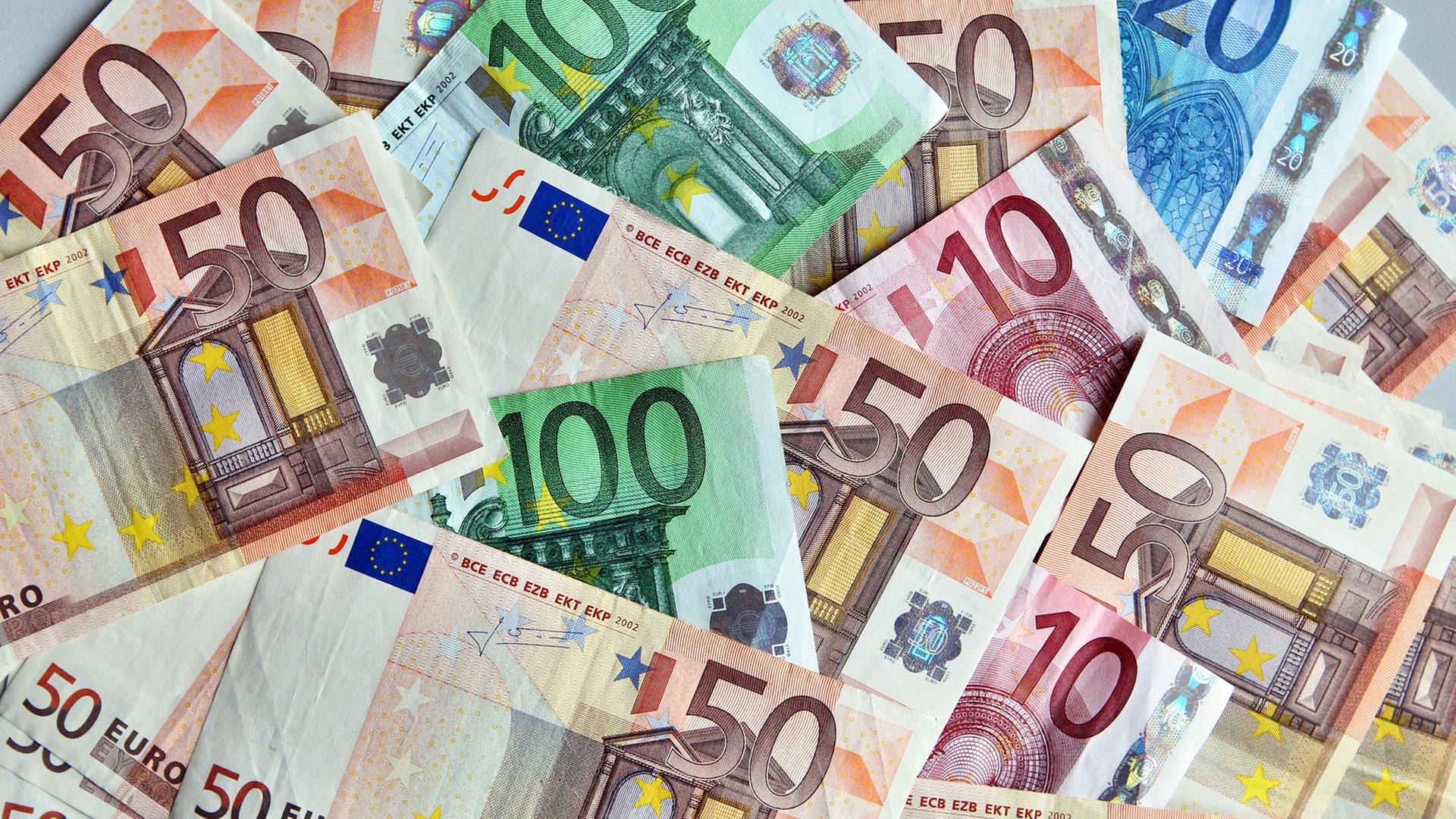Mehrere Euro-Banknoten liegen auf einem Tisch. Mehrere Euro-Banknoten liegen auf einem Tisch.