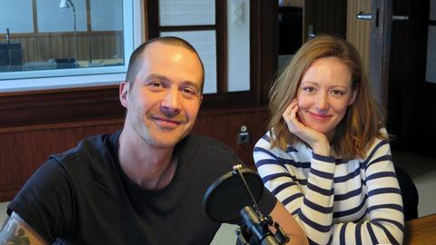 Das Schauspielerpaar Barnaby Metschurat (l.) und Lavinia Wilson im Studio von Deutschlandradio Kultur