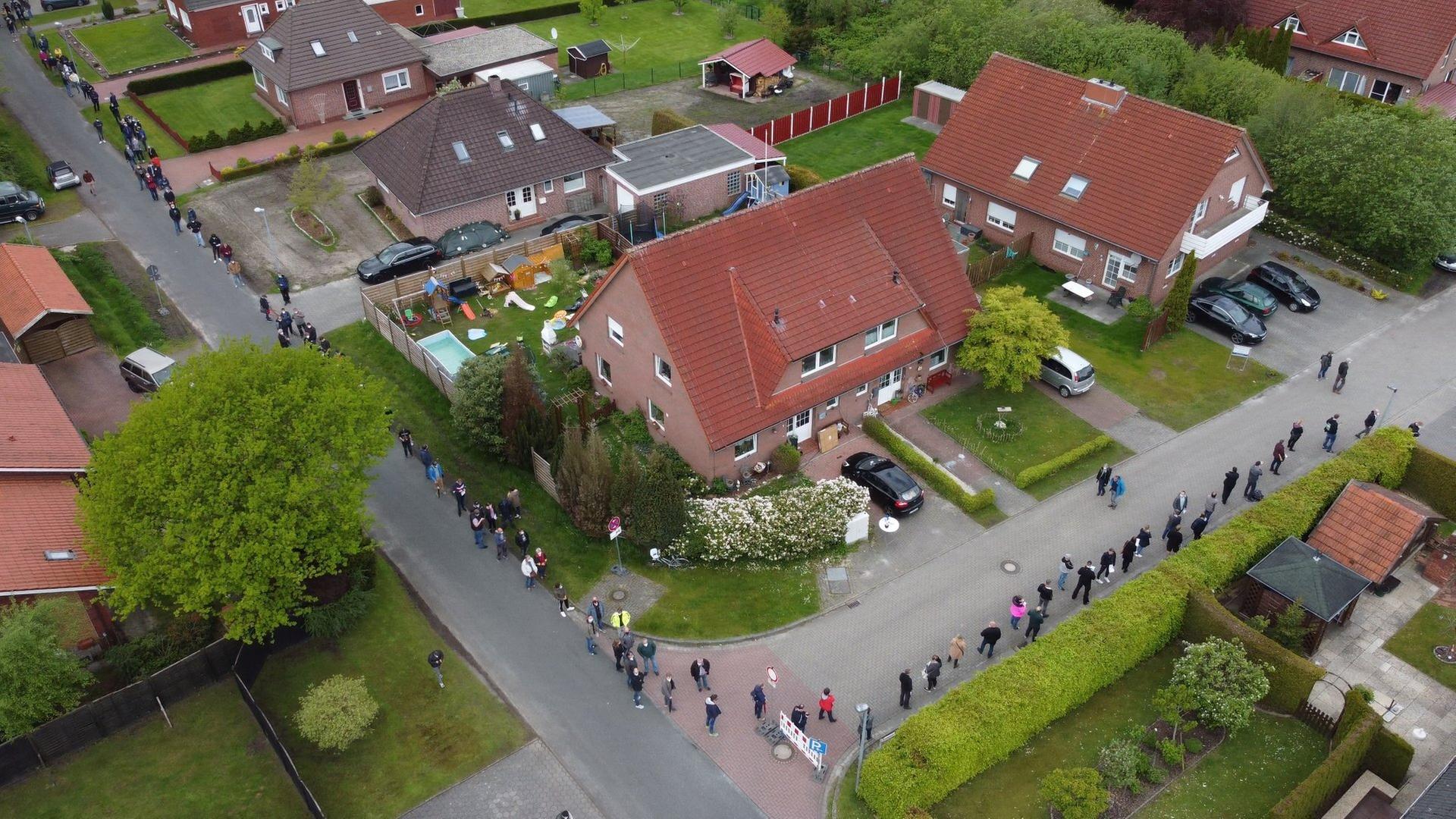 In einem kleinen Ort in der Gemeinde Moormerland bildet sich eine riesige Schlange durch eine Wohnsiedlung bis vor eine Hausarztpraxis. Der Hausarzt in Ostfriesland hatte angeboten, jeden der möchte mit dem Astrazeneca-Impfstoff gegen das Coronavirus zu impfen. In einem kleinen Ort in der Gemeinde Moormerland bildet sich eine riesige Schlange durch eine Wohnsiedlung bis vor eine Hausarztpraxis. Der Hausarzt in Ostfriesland hatte angeboten, jeden der möchte mit dem Astrazeneca-Impfstoff gegen das Coronavirus zu impfen.