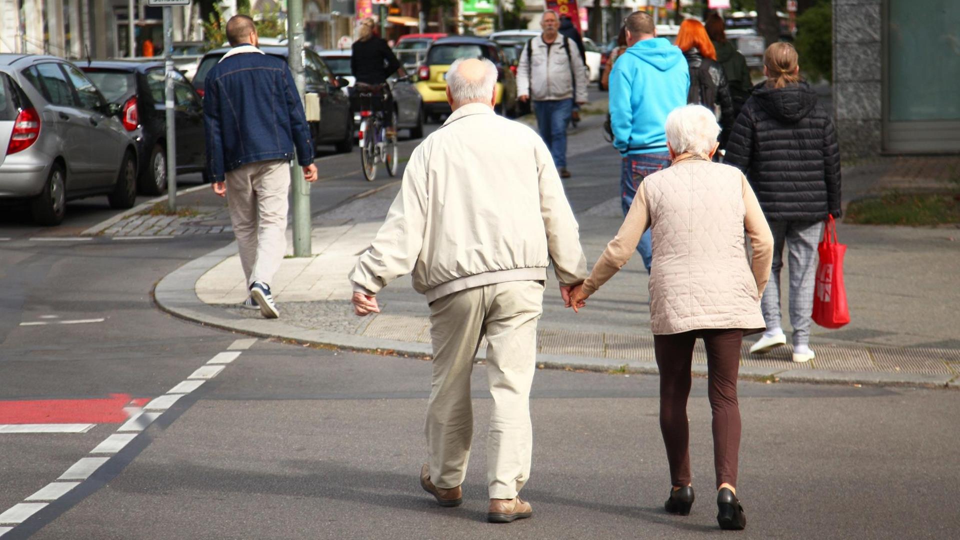 Ein Rentner und eine Rentnerin überquerten in Berlin-Zehlendorf eine Straße.