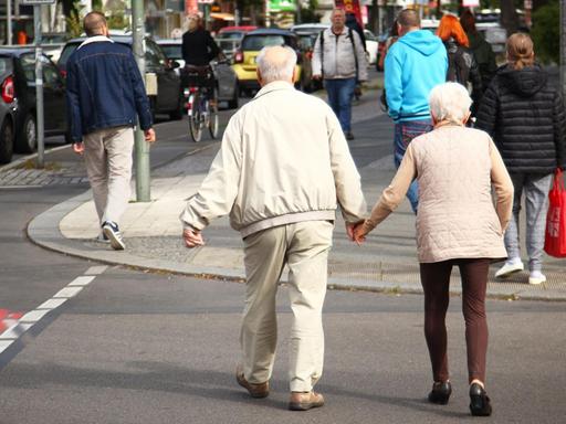 Ein Rentner und eine Rentnerin überquerten in Berlin-Zehlendorf eine Straße.