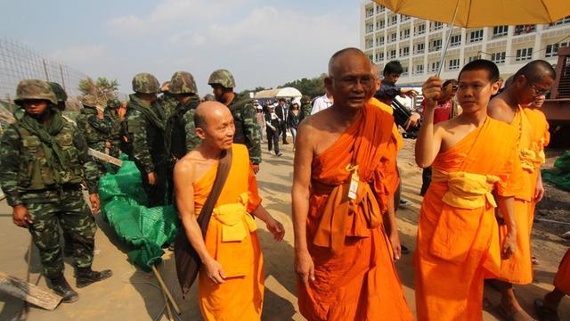 Polizisten und Mönche bei der Durchsuchung des Wat Phra Dhammakaya in Bangkok im März 2017