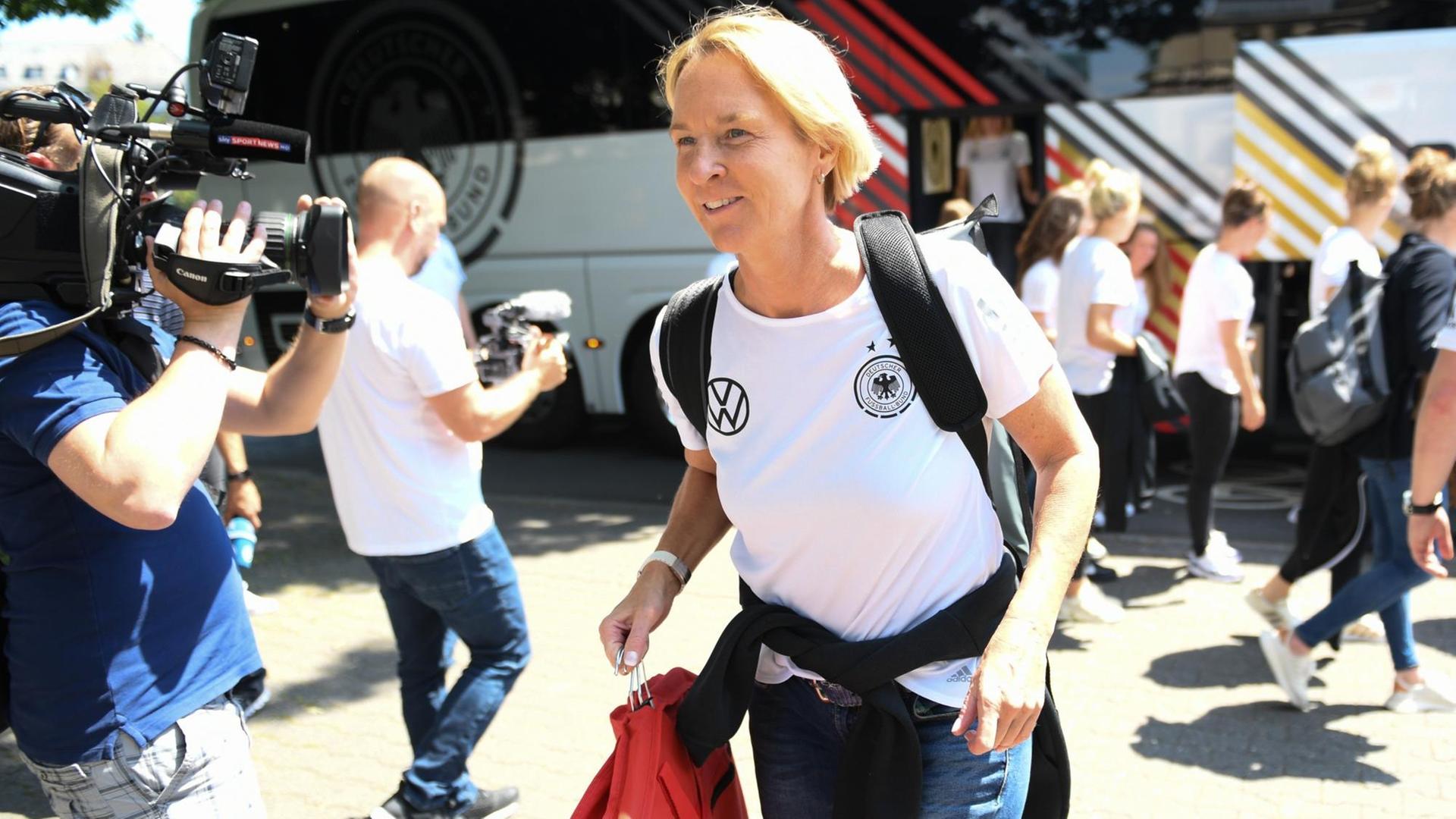 Das Foto zeigt Martina Voss-Tecklenburg, Bundestrainerin der Frauen-Nationalmannschaft. Sie kommt vor der Abreise zur Weltmeisterschaft nach Frankreich an.