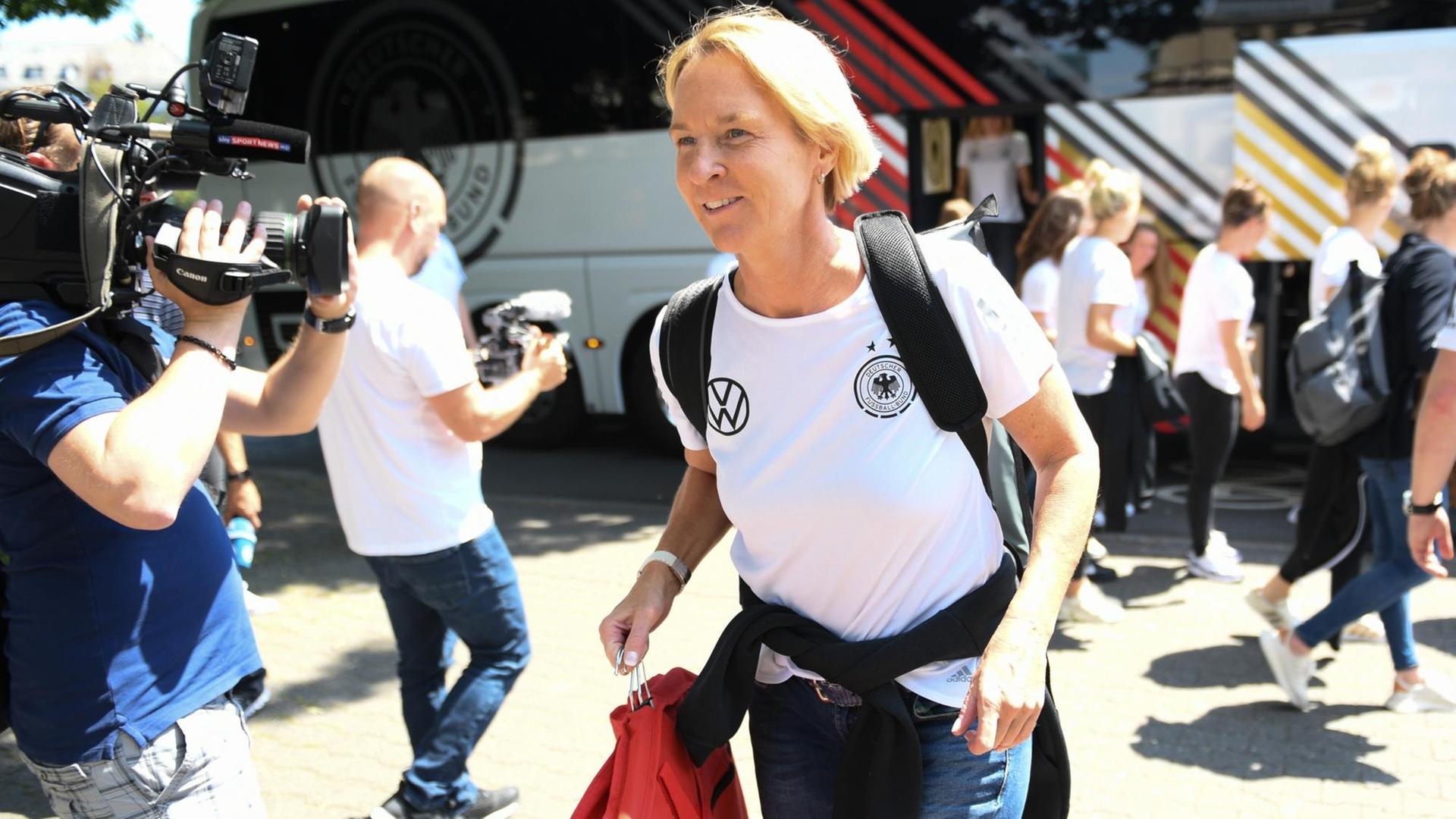 Das Foto zeigt Martina Voss-Tecklenburg, Bundestrainerin der Frauen-Nationalmannschaft. Sie kommt vor der Abreise zur Weltmeisterschaft nach Frankreich an. Das Foto zeigt Martina Voss-Tecklenburg, Bundestrainerin der Frauen-Nationalmannschaft. Sie kommt vor der Abreise zur Weltmeisterschaft nach Frankreich an.
