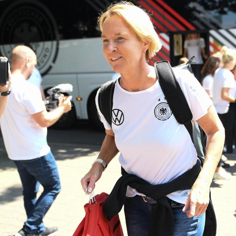 Das Foto zeigt Martina Voss-Tecklenburg, Bundestrainerin der Frauen-Nationalmannschaft. Sie kommt vor der Abreise zur Weltmeisterschaft nach Frankreich an. Das Foto zeigt Martina Voss-Tecklenburg, Bundestrainerin der Frauen-Nationalmannschaft. Sie kommt vor der Abreise zur Weltmeisterschaft nach Frankreich an.
