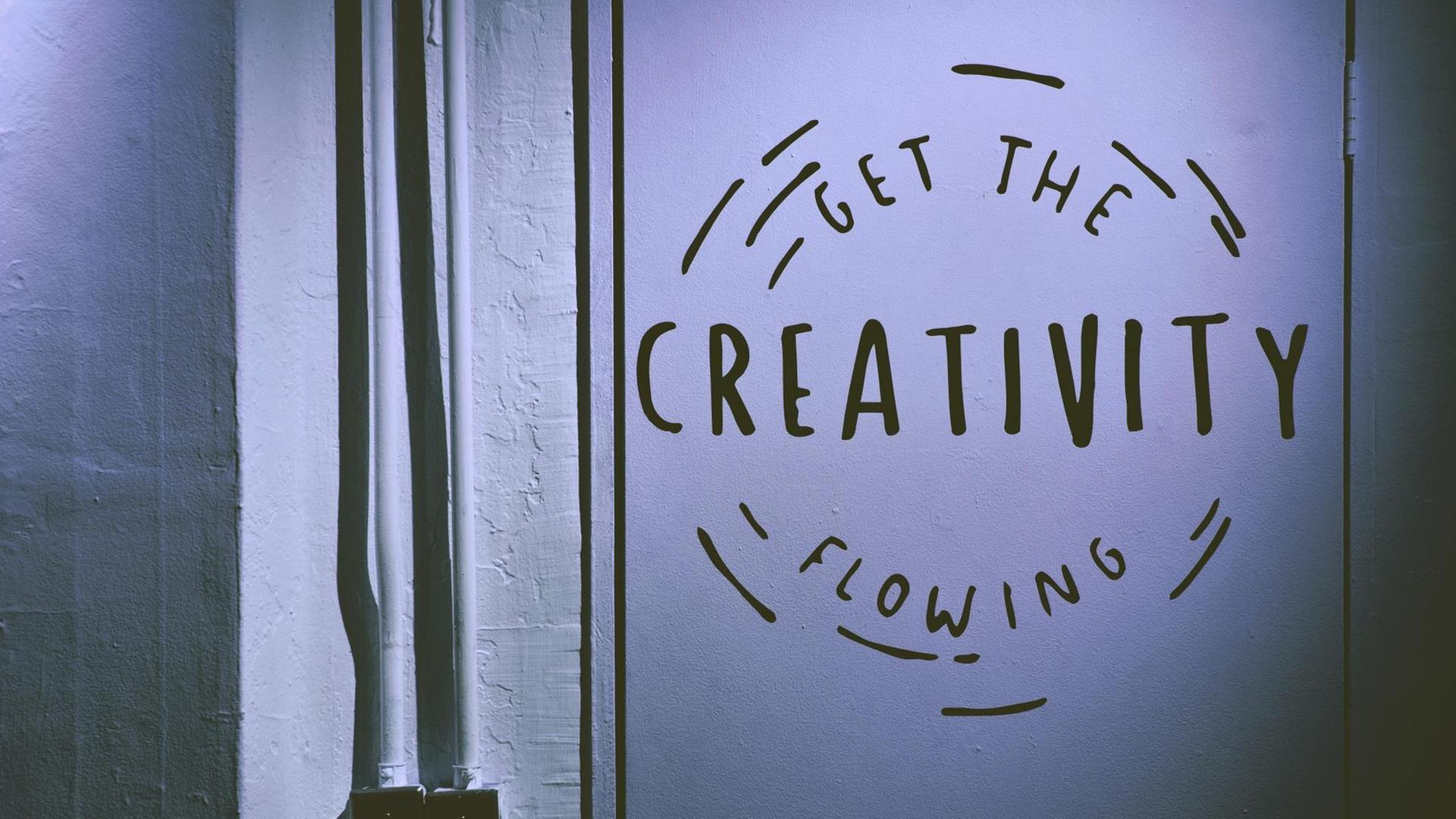 "Get the Creativity flowing" (Lass die Kreativität fließen) steht an einer Wand. "Get the Creativity flowing" (Lass die Kreativität fließen) steht an einer Wand.