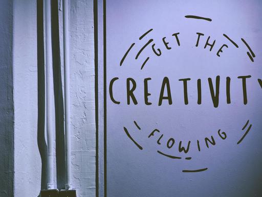 "Get the Creativity flowing" (Lass die Kreativität fließen) steht an einer Wand.