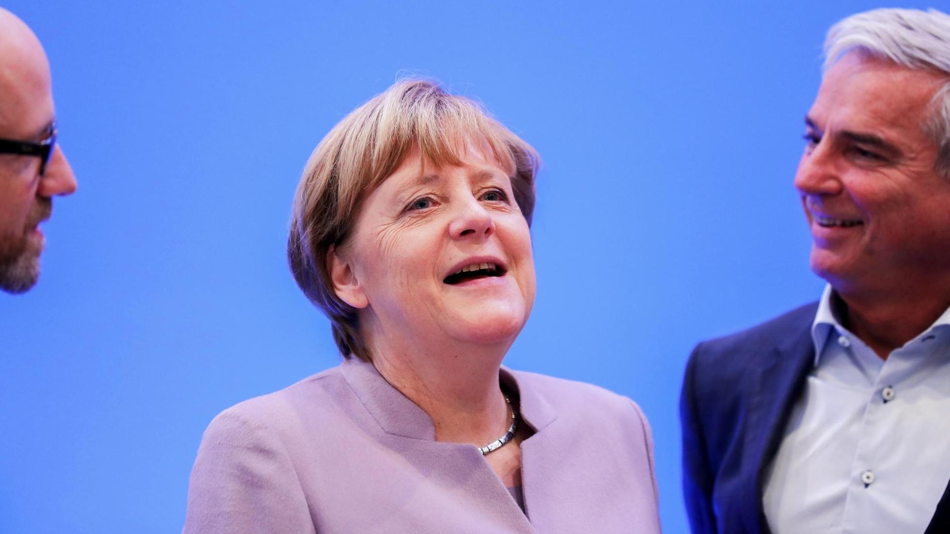 Bundeskanzlerin Angela Merkel (CDU) nimmt am 05.12.2016 in Essen (Nordrhein-Westfalen) vor dem CDU Bundesparteitag an der Sitzung des Bundesvorstands zusammen mit CDU-Generalsekretär Peter Tauber (l) und dem Landesvorsitzender der CDU Baden- Württemberg, Thomas Strobl (r) teil. Bundeskanzlerin Angela Merkel (CDU) nimmt am 05.12.2016 in Essen (Nordrhein-Westfalen) vor dem CDU Bundesparteitag an der Sitzung des Bundesvorstands zusammen mit CDU-Generalsekretär Peter Tauber (l) und dem Landesvorsitzender der CDU Baden- Württemberg, Thomas Strobl (r) teil.