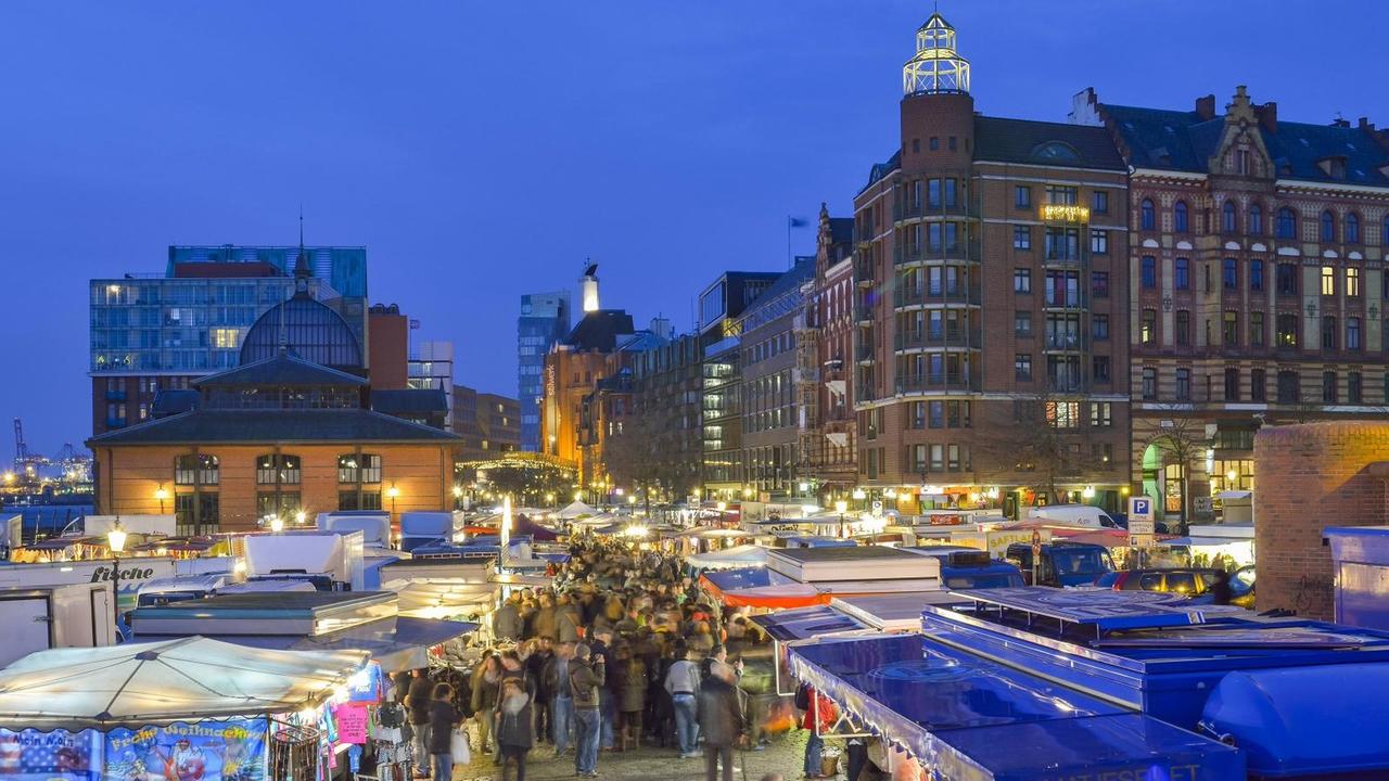 Dichtes Gedränge zwischen den Marktständen auf dem Hamburger Fischmarkt. Dichtes Gedränge zwischen den Marktständen auf dem Hamburger Fischmarkt.