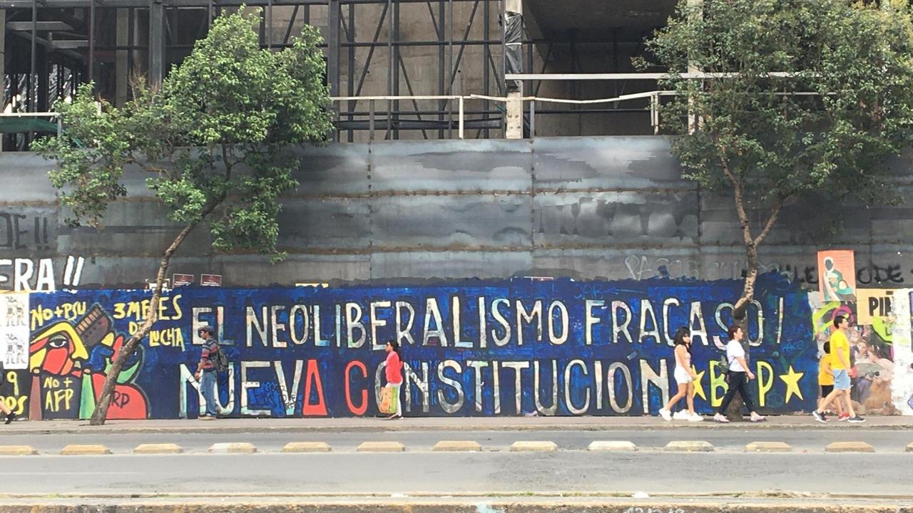 Straßeszene aus der chilenischen Hauptstadt Santiago de Chile. Zu sehen ist ein Graffiti in spanischer Sprache. Straßeszene aus der chilenischen Hauptstadt Santiago de Chile. Zu sehen ist ein Graffiti in spanischer Sprache.