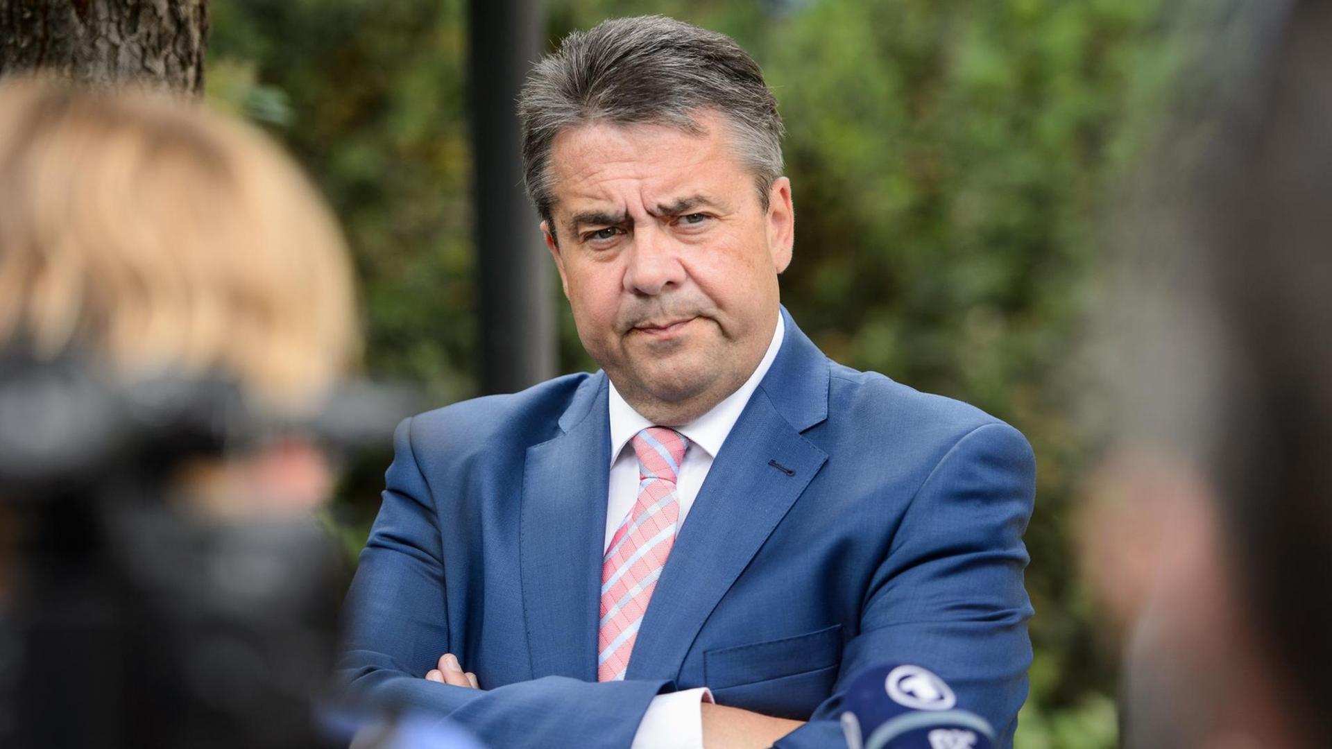 Bundesaußenminister Sigmar Gabriel (SPD) spricht am 05.06.2017 in Ankara (Türkei) während eines Hintergrundgesprächs im Rahmen einer eintägigen Türkei-Reise mit Journalisten. Bundesaußenminister Sigmar Gabriel (SPD) spricht am 05.06.2017 in Ankara (Türkei) während eines Hintergrundgesprächs im Rahmen einer eintägigen Türkei-Reise mit Journalisten.
