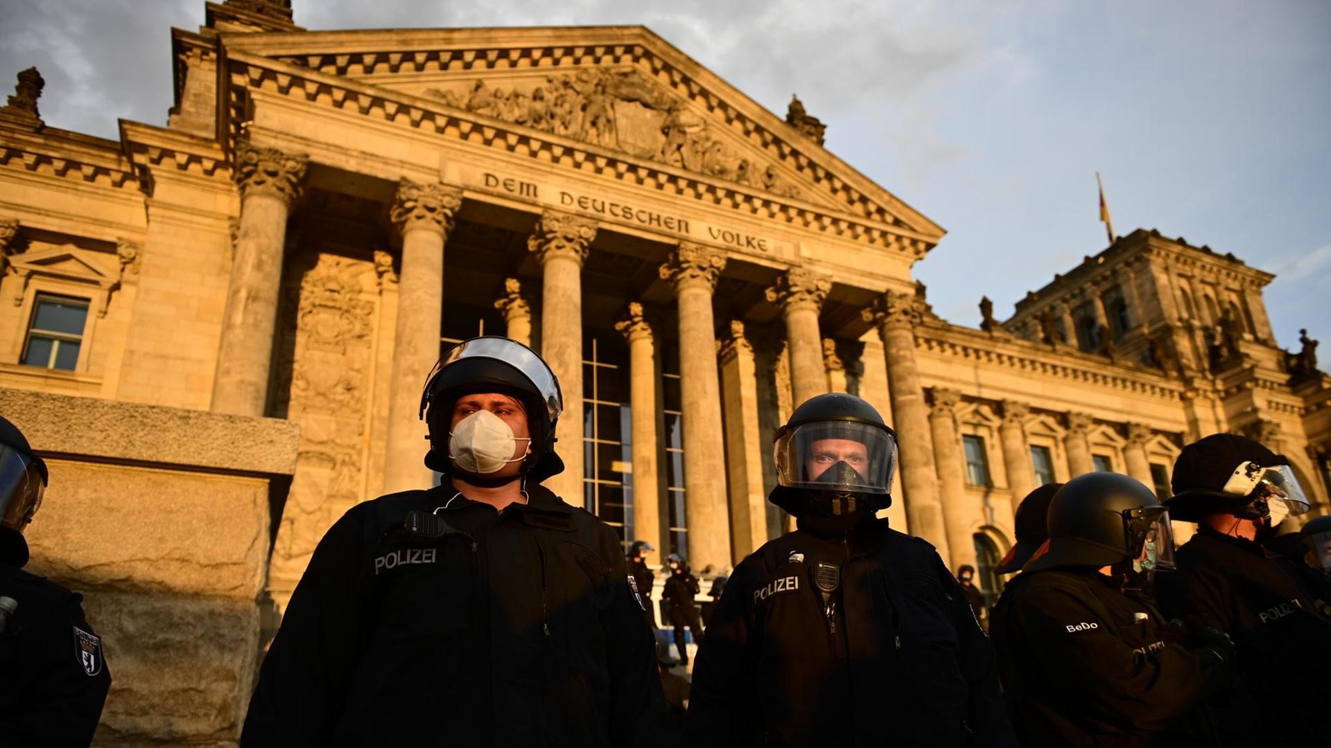 29.08.2020, Berlin: Polizisten stehen vor dem Reichstag. Demonstranten gegen die staatliche Corona-Politik haben am Samstagabend eine Absperrung am Reichstagsgebäude in Berlin durchbrochen. 29.08.2020, Berlin: Polizisten stehen vor dem Reichstag. Demonstranten gegen die staatliche Corona-Politik haben am Samstagabend eine Absperrung am Reichstagsgebäude in Berlin durchbrochen.