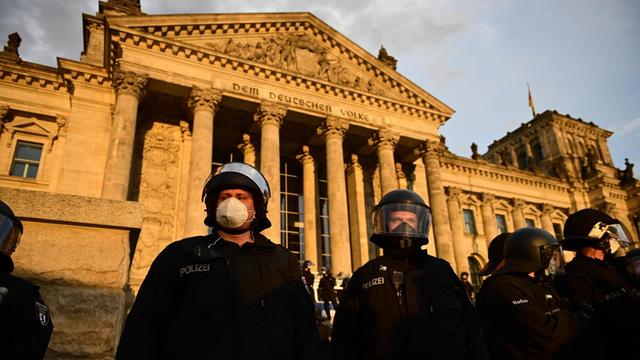 29.08.2020, Berlin: Polizisten stehen vor dem Reichstag. Demonstranten gegen die staatliche Corona-Politik haben am Samstagabend eine Absperrung am Reichstagsgebäude in Berlin durchbrochen.