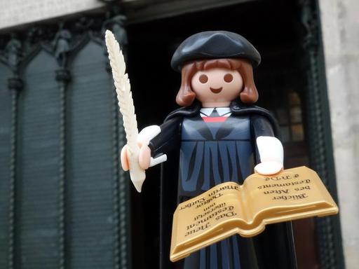 Playmobil-Figur von Martin Luther zum Reformationsjahr 2017