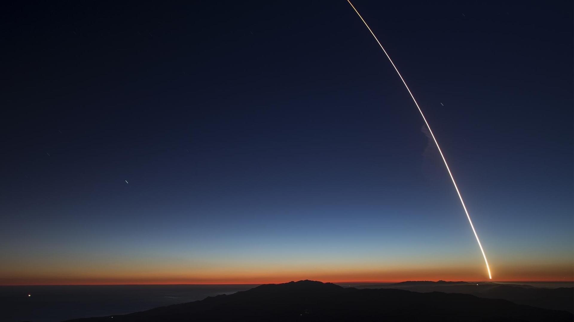 Langzeitbelichtung vom Start der Rakete SpaceX von der Luftwaffenbasis Vandenberg am 7. Oktober 2018 über dem abendlichen Himmel von Santa Barbara, Kalifornien. Langzeitbelichtung vom Start der Rakete SpaceX von der Luftwaffenbasis Vandenberg am 7. Oktober 2018 über dem abendlichen Himmel von Santa Barbara, Kalifornien.