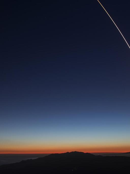 Langzeitbelichtung vom Start der Rakete SpaceX von der Luftwaffenbasis Vandenberg am 7. Oktober 2018 über dem abendlichen Himmel von Santa Barbara, Kalifornien.