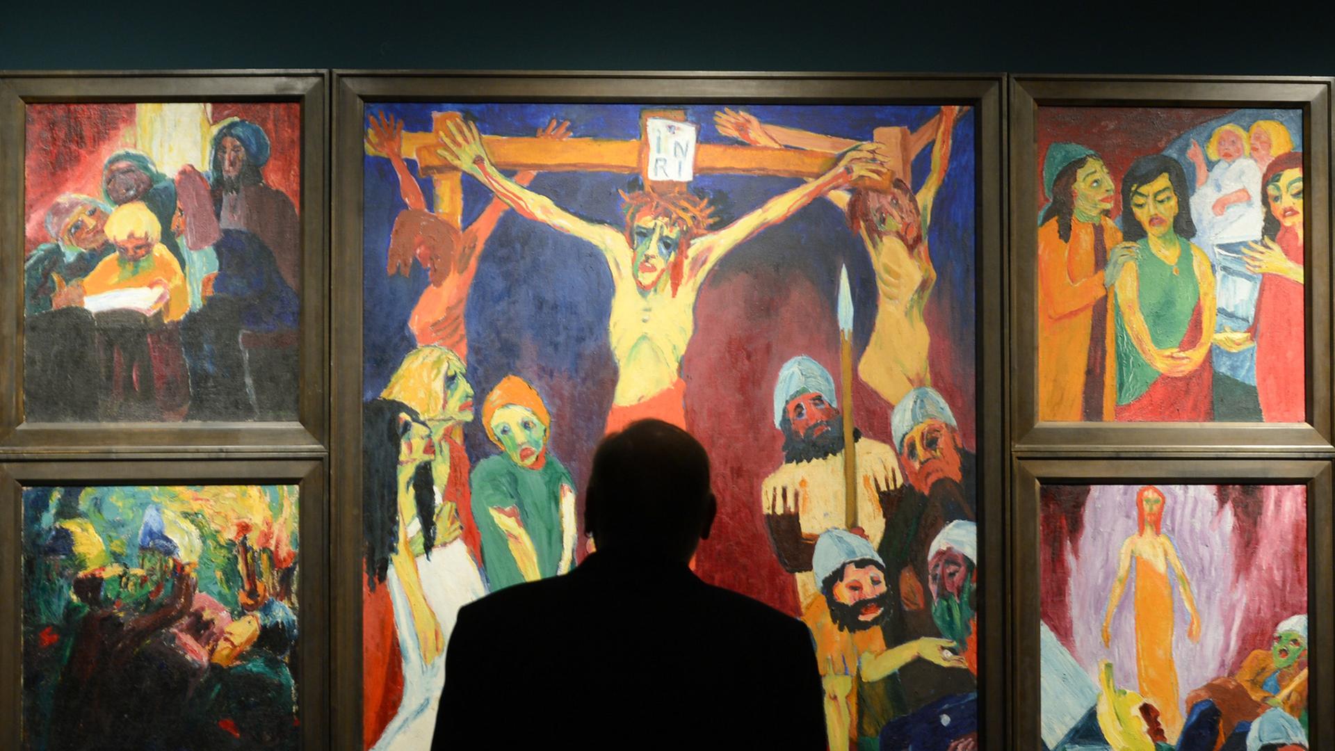 Ein Mann steht am im Städel Museum in Frankfurt am Main vor Emil Noldes Meisterwerk "Das Leben Christi (1911/12)". Ein Mann steht am im Städel Museum in Frankfurt am Main vor Emil Noldes Meisterwerk "Das Leben Christi (1911/12)".