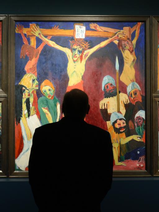 Ein Mann steht am im Städel Museum in Frankfurt am Main vor Emil Noldes Meisterwerk "Das Leben Christi (1911/12)".