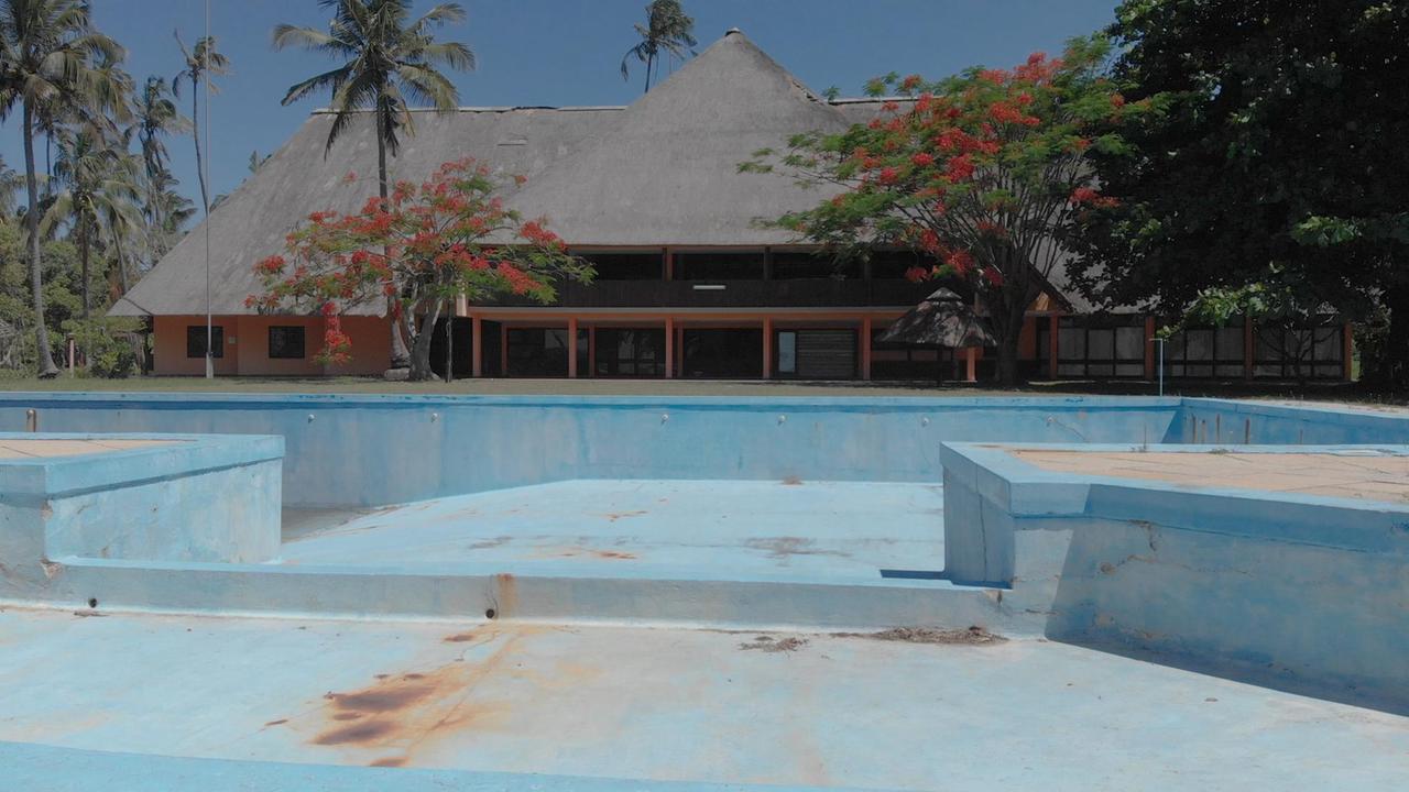 Das Hotel Inhaca, einst ein großes Resort, ist heute dem Verfall überlassen. Das Hotel Inhaca, einst ein großes Resort, ist heute dem Verfall überlassen.