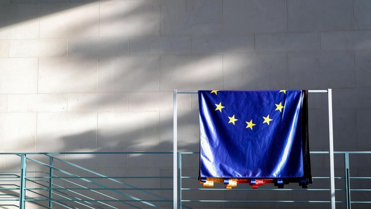 Im Bundeskanzleramt hängt die Fahne Europas über einem Ständer.
