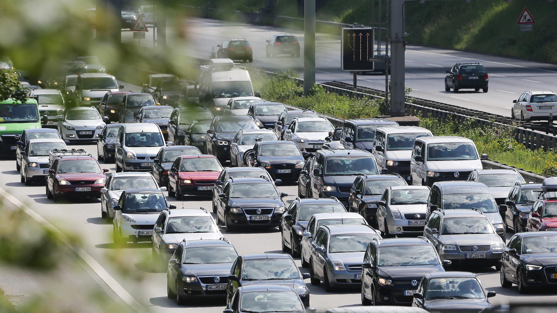 Der Verkehr staut sich am 06.06.2014 auf der Autobahn 7 in Hamburg Richtung Norden. Der Verkehr staut sich am 06.06.2014 auf der Autobahn 7 in Hamburg Richtung Norden.