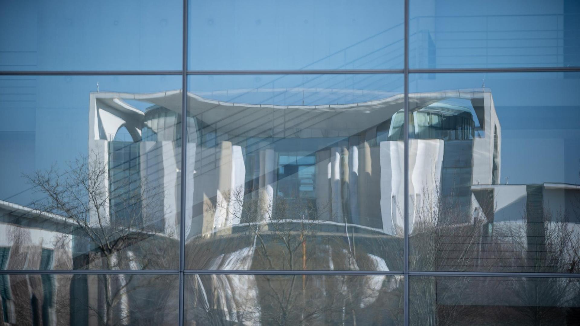 Das Bundeskanzleramt spiegelt sich in der Fassade des Bundestags-Gebäudes, dem Paul-Löbe Haus. Das Bundeskanzleramt spiegelt sich in der Fassade des Bundestags-Gebäudes, dem Paul-Löbe Haus.