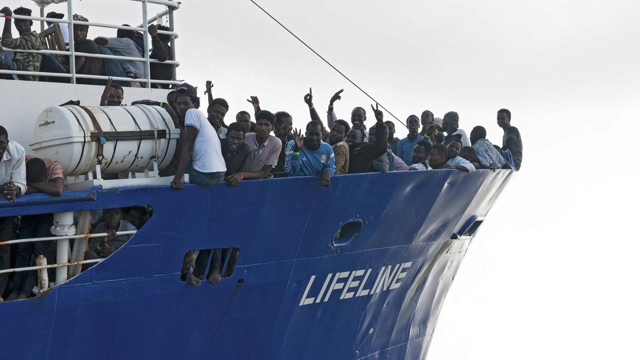 Fluechtlinge auf dem Rettungsschiff von Mission Lifeline am 21.06.18 im internationalen Gewaesser vor der libyschen Kueste. 